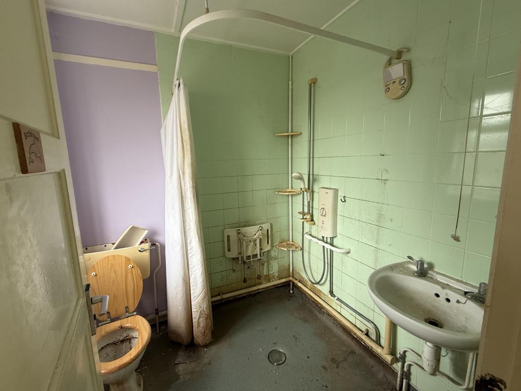 Lot: 129 - HOUSE IN NEED OF REFURBISHMENT - Shower Room in Semi in need of Refurbishment